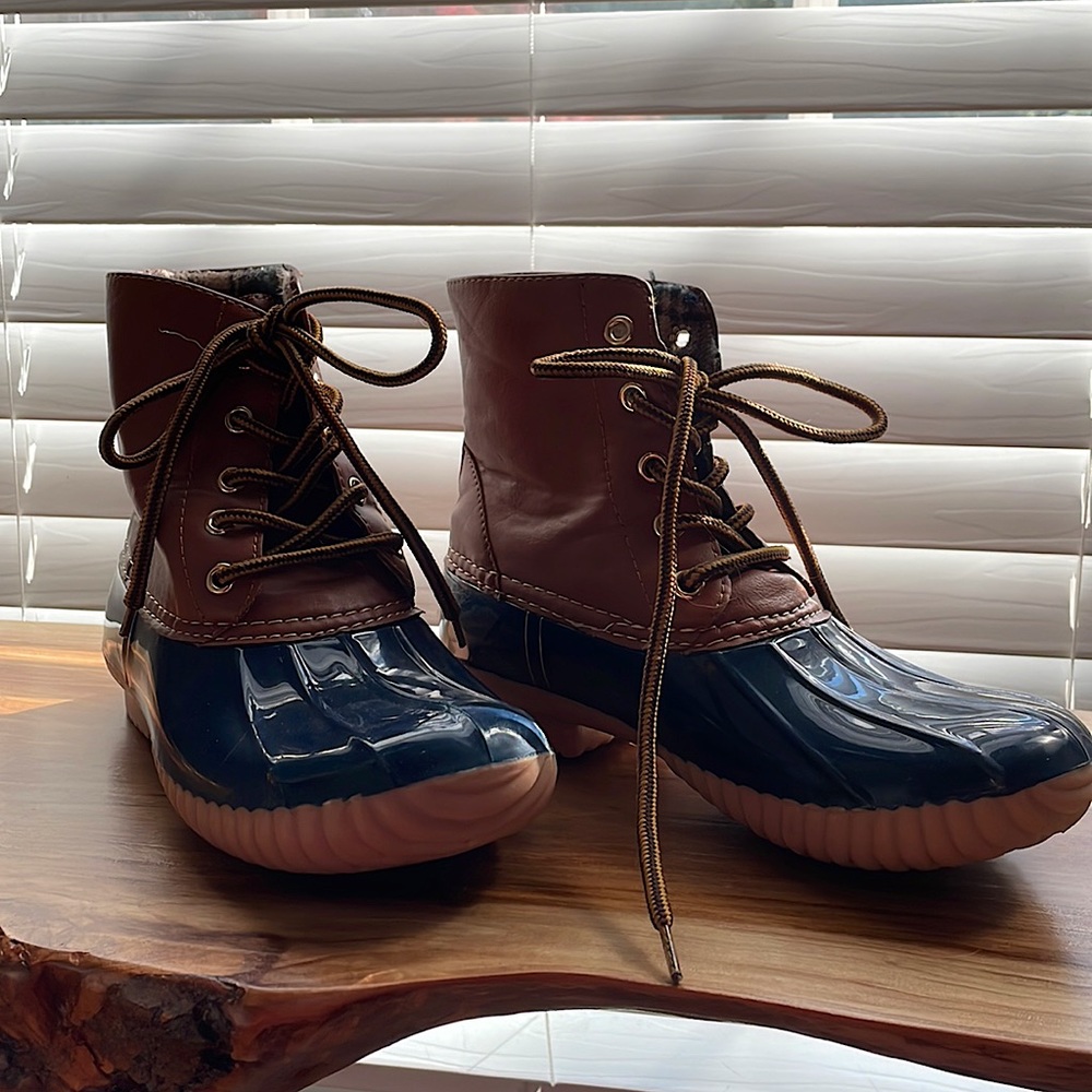 Duck boots worn once.  Perfect condition. Size 6.